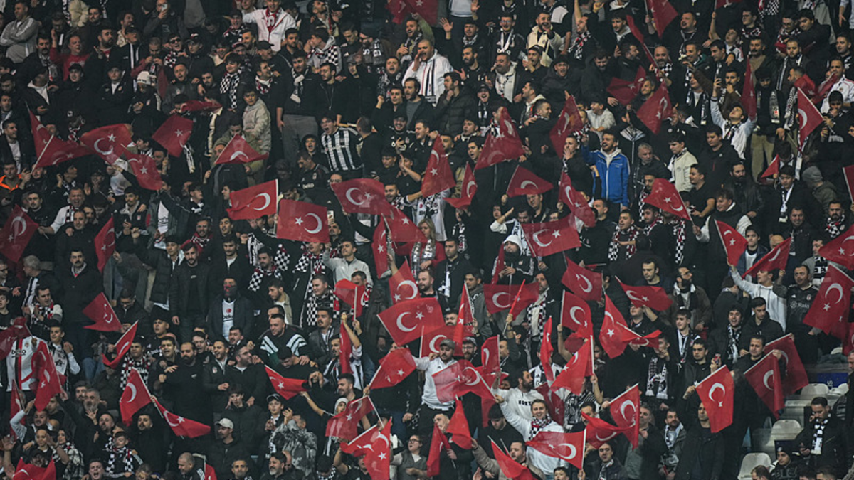 Beşiktaşlı taraftarlardan yönetime transfer tepkisi!