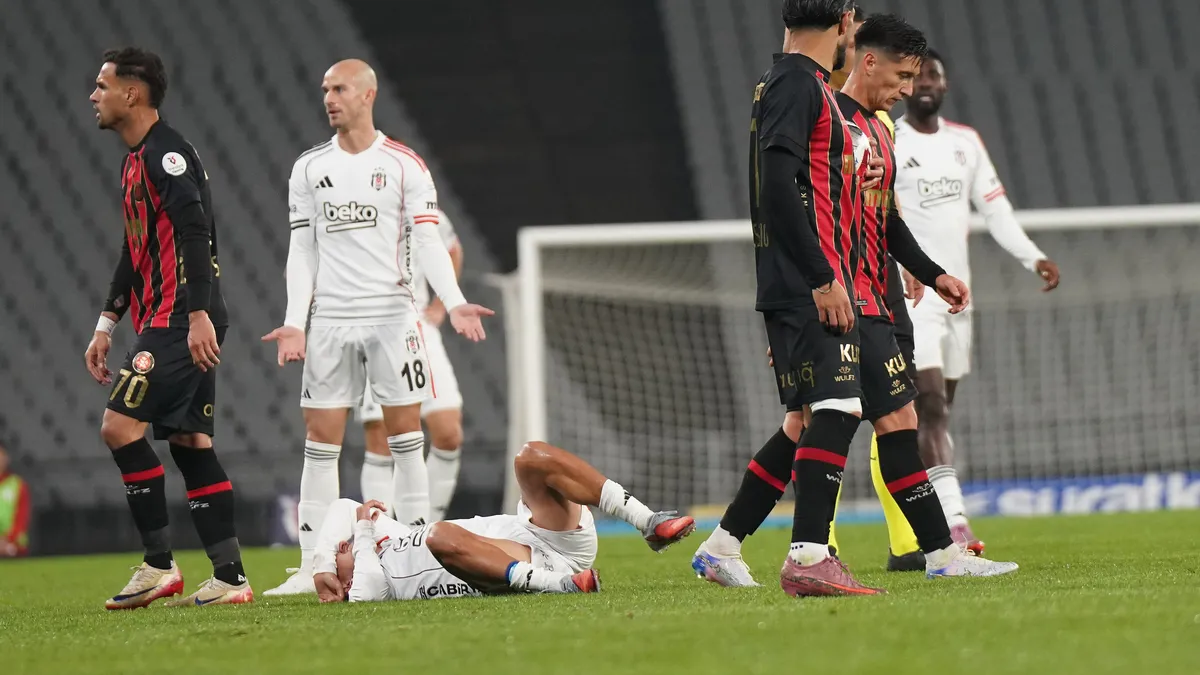 Beşiktaş'ta flaş sakatlık! Gabriel Paulista maça devam edemedi
