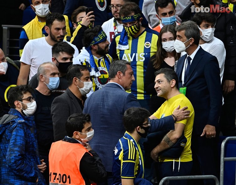 Fenerbahçe Beko Barcelona maçı sonrası Ali Koç ve bir taraftar tartıştı! İşte o anlar...