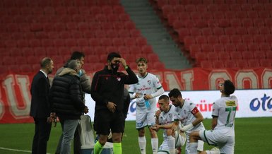 Samsunspor ve Bursasporlu futbolcular 26. dakikada oruçlarını açtı