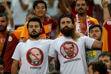 Taraftardan yönetime protesto, Sneijder’e sevgi