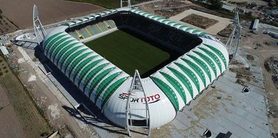 Akhisar Belediye Stadyumu'nda hibrit çim ekimi başladı