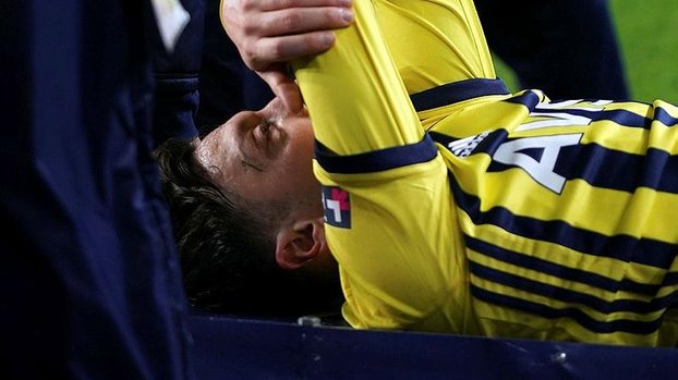Fenerbahçe - Antalyaspor maçında Mesut Özil sakatlandı! Mesut Özil sahayı sedyeyle terk etti #