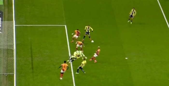 fenerbahcenin-golu-iptal-edildi-iste-o-pozisyon-1740418410891.png