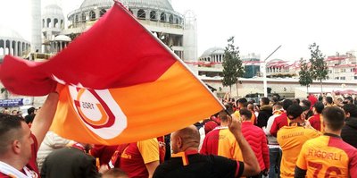 Taksimde Derbi Coskusu Son Dakika Galatasaray Haberleri Fotomac