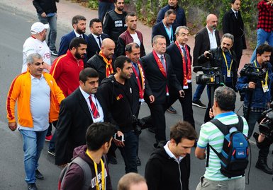 Dursun Özbek taraftarlarla birlikte stada yürüdü!