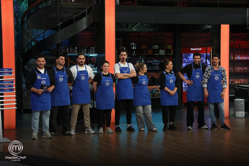 masterchef-turkiye-2025te-kaptanlik-oyununu-kim-kazandi-mavi-ve-kirmizi-takim-yarismacilari-kimler-oldu-1760338493944.jpg