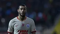 Masaya oturuyor