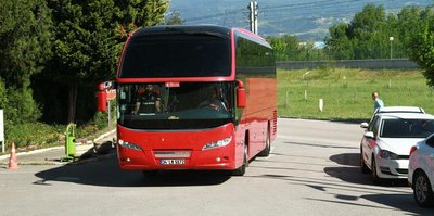 Otobüs yol boyunca durmadı