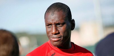 Demba Ba görüşme odasına