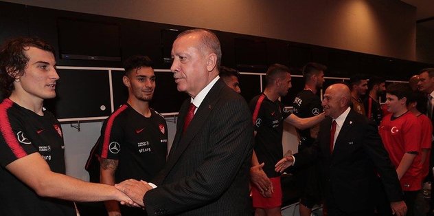 Başkan Erdoğan Milli Takım'ın soyunma odasını ziyaret etti