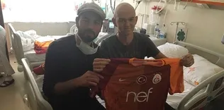 İmzalı forma hediye etti