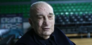 Efsaneyi yazdı