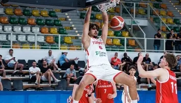 Gençler farklı başladı: 88-62