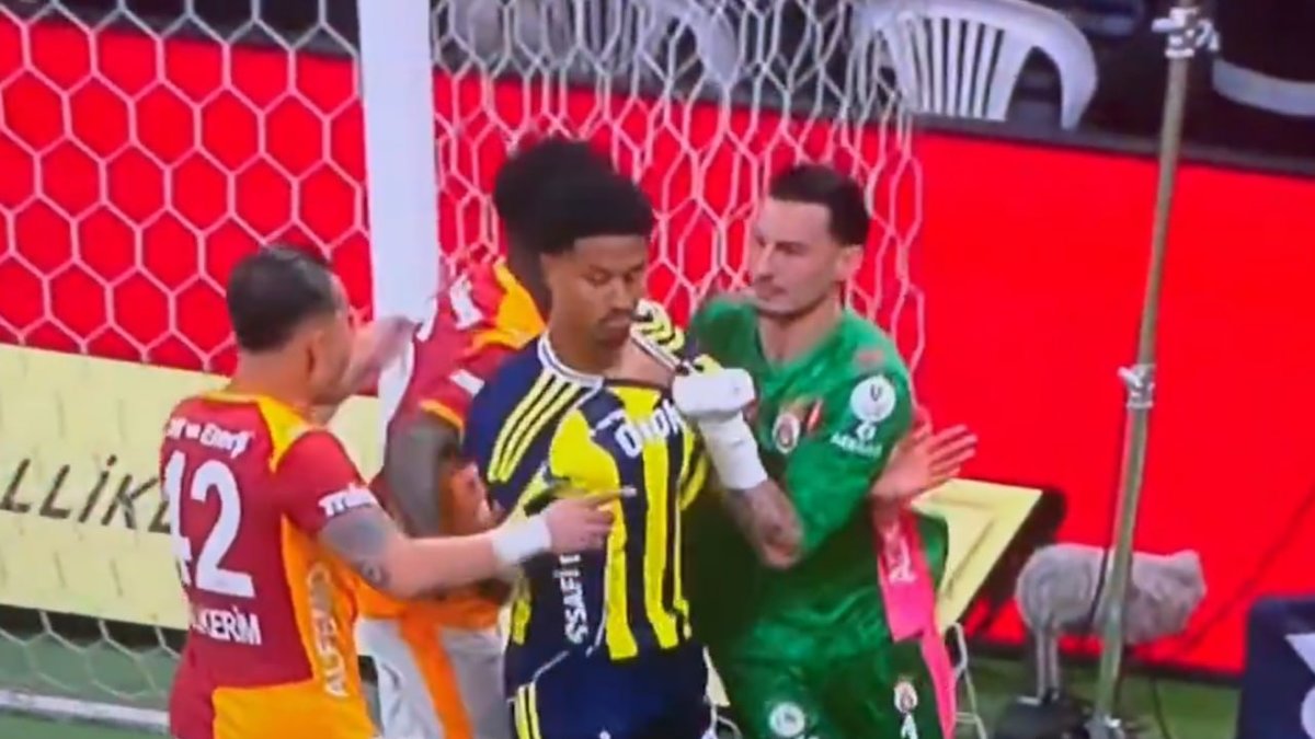 Galatasaray-Fenerbahçe derbisinin başında tansiyon yükseldi.!