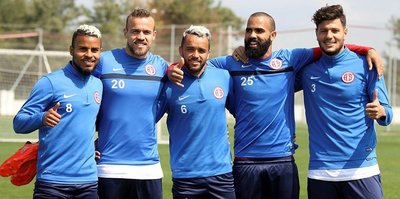 Antalyaspor’da üç oyuncu kart sınırında