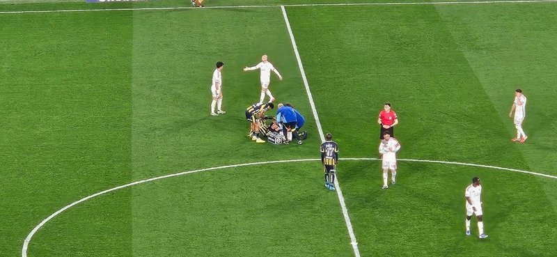 fenerbahcede-sok-sakatlik-yildiz-futbolcu-devam-edemedi-1775410321309.jpeg