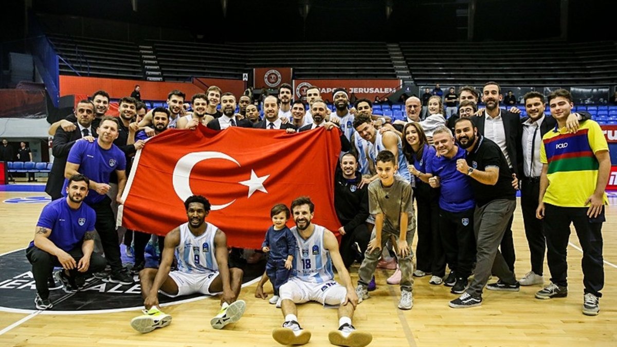 Türk Telekom dev zaferi Türk bayrağıyla kutladı! İşte o anlar