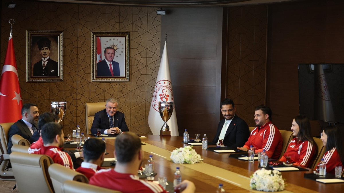 Gençlik ve Spor Bakanı Dr. Osman Aşkın Bak Milli güreşçileri kabul etti