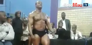 Vücut geliştirici yavaşça gerildi ve...