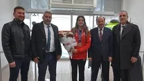 Altın kız Damla yurda döndü