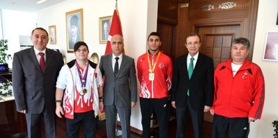 Vali Karahan şampiyon sporcuları ağırladı