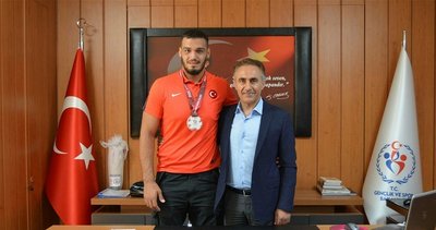 Başarılı güreşçi Güngör, Müdür Arıcıoğlu’nu ziyaret etti