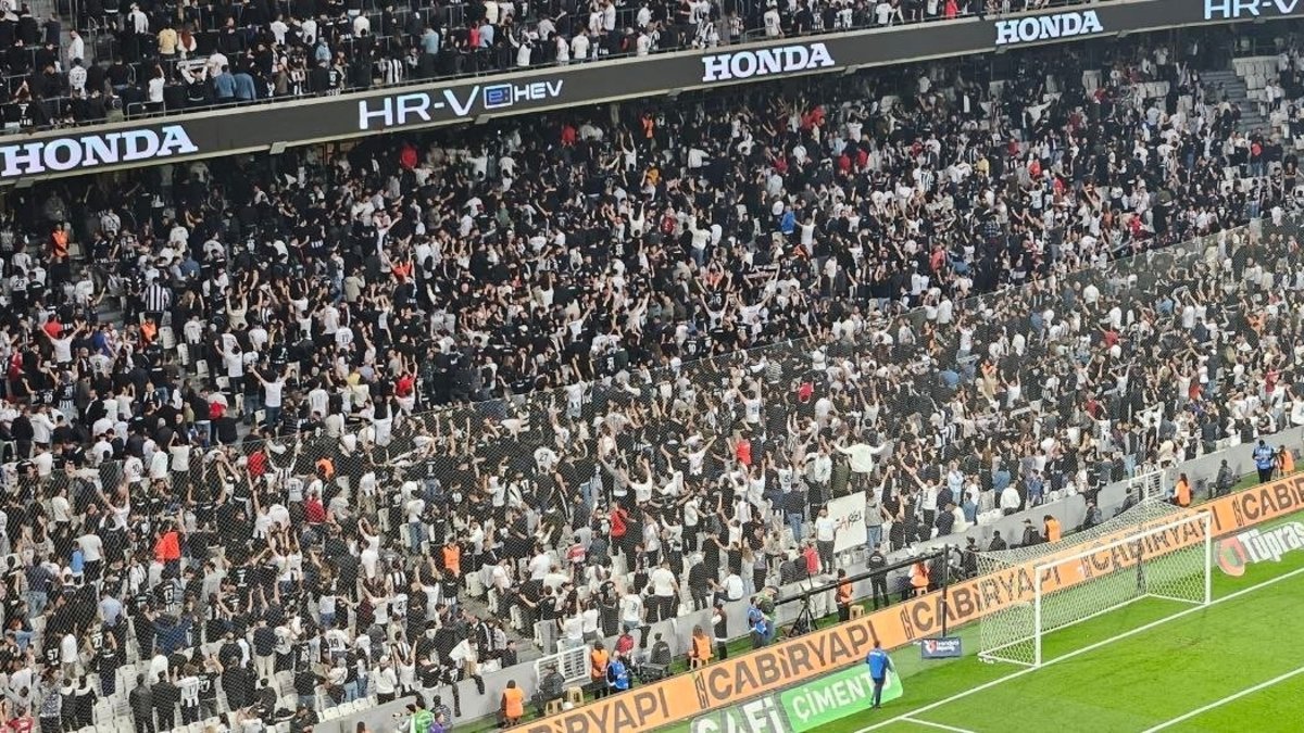 Beşiktaş taraftarından derbide protesto! 5 dakikada boyunca...