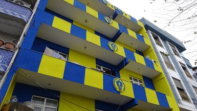 Fanatik taraftar apartmanı sarı lacivert renklere boyattı