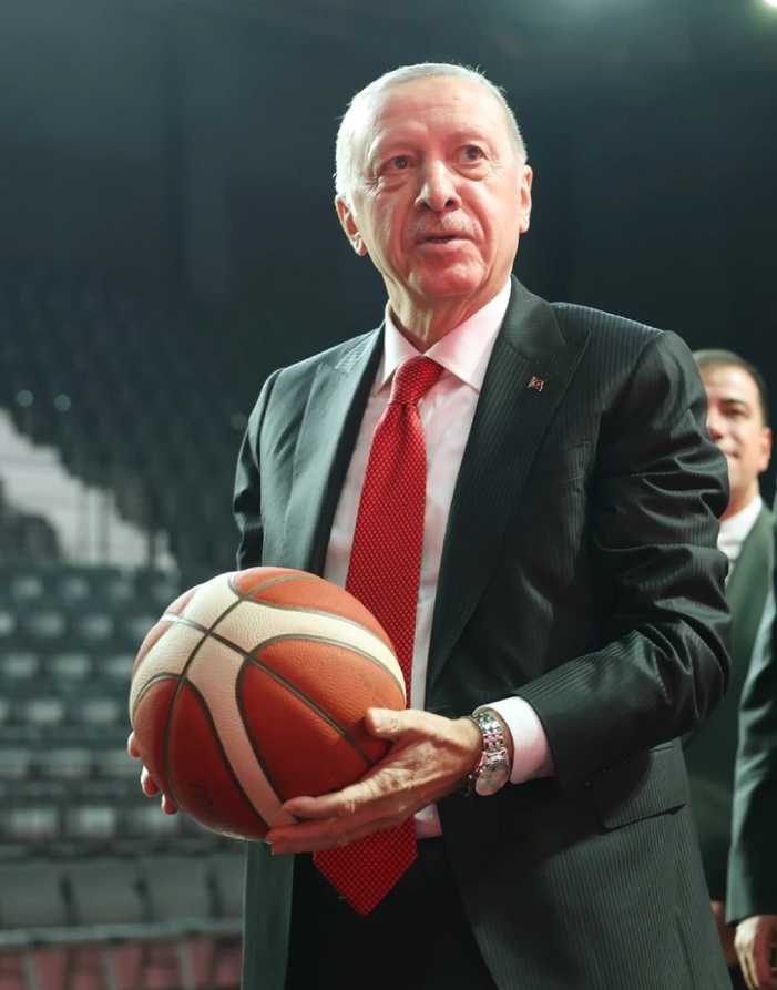 basketbol-gelisim-merkezinde-ilk-basket-baskan-erdogandan-1727641491286.png