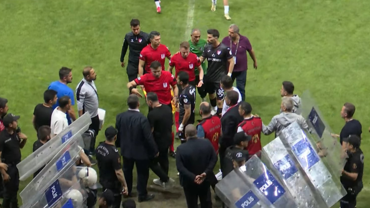 Elazığspor-Vanspor FK maçı tatil edildi!