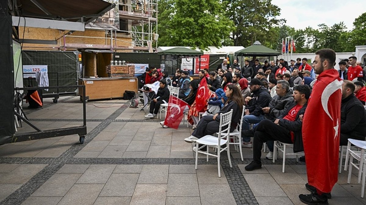 Almanya'da gurbetçiler Avustralya-Türkiye maçını izlemek için sabah namazında buluştu!