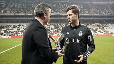 Salih Uçan’a 400. gol plaketi verildi