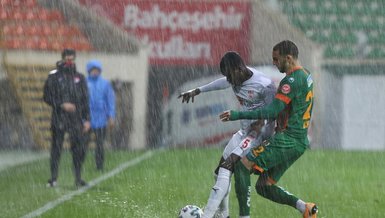 Alanyaspor Sivasspor maçı yoğun yağmur yağışını nedeniyle ertelendi!