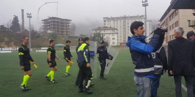 Olay çıkan maçta futbolcusunu kulüp başkanı sakinleştirdi