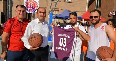 Sandıklı’da ilk kez sokak basketbol turnuvası başladı
