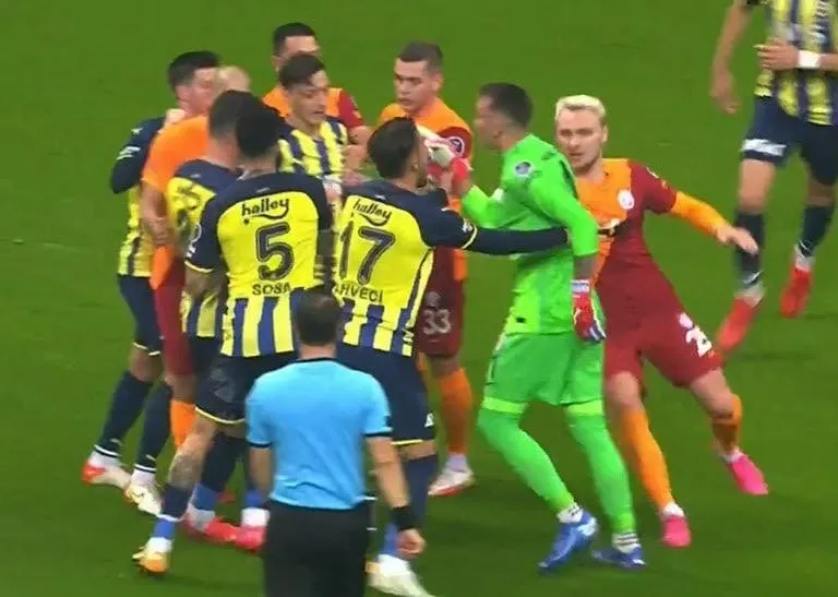 Galatasaray - Fenerbahçe derbisinde tansiyon arttı! 4 sarı kart... - 2