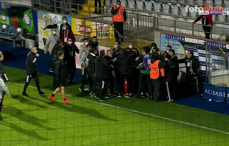 Son dakika spor haberi: Çaykur Rizespor-Beşiktaş maçı sonunda ortalık karıştı! İşte o anlar... Son dakika spor haberi: Çaykur Rizespor-Beşiktaş maçı sonunda ortalık karıştı! İşte o anlar...