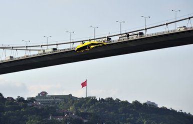 Köprülerde Fenerbahçe bayrakları