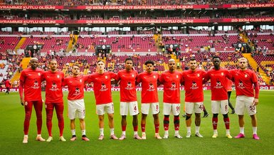 Galatasaray ısınmaya 29 Ekim tişörtleri ile çıktı