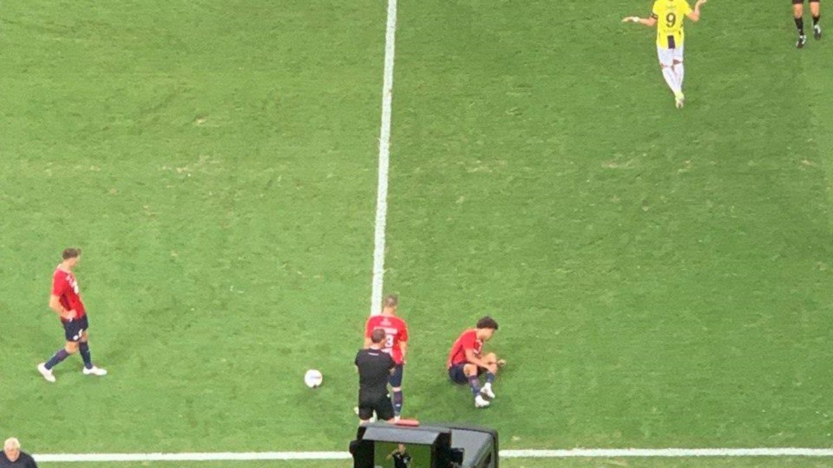 Kadıköy’de büyük isyan! Lille oyuncuları yerden kalkmayınca... Kadıköy’de büyük isyan! Lille oyuncuları yerden kalkmayınca...