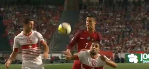 Dzemaili yüzünden penaltı çalmadı! - 1