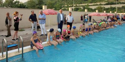 İskenderun'da ücretsiz yüzme kursu başladı