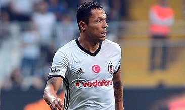 Adriano Beşiktaş'ta kalabilir