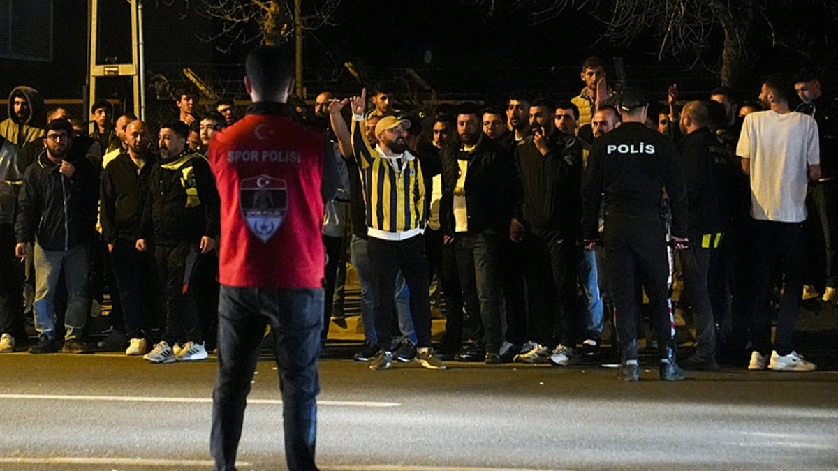Fenerbahçeli taraftarlardan Samandıra'da takıma tepki!
