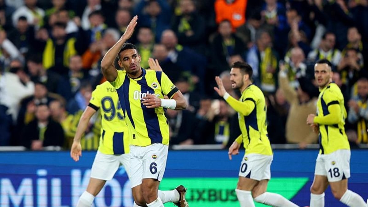 Fenerbahçe Djiku'nun harika golüyle eşitliği sağladı! Fenerbahçe Djiku'nun harika golüyle eşitliği sağladı!