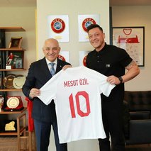 Mesut Özil’den Mehmet Büyükekşi’ye ziyaret