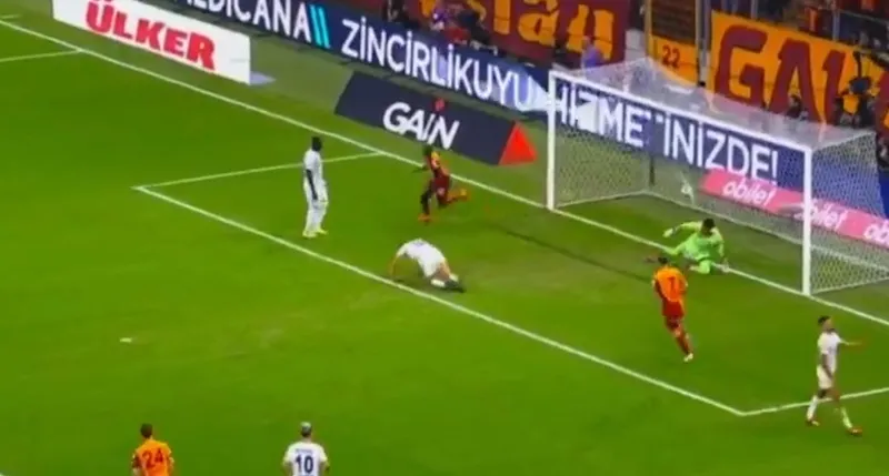osimhen-galatasaray-formasiyla-ilk-gollerini-atti-1727541034240.jpg
