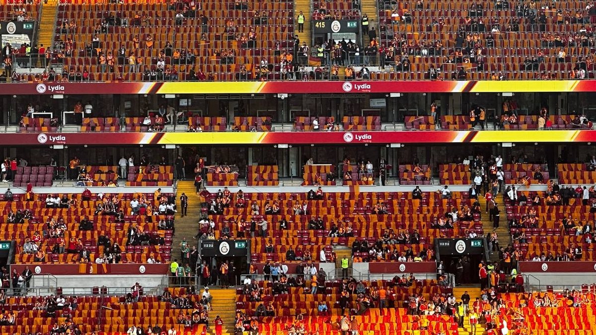 Galatasaray tribünlerine bayraklar yerleştirildi!
