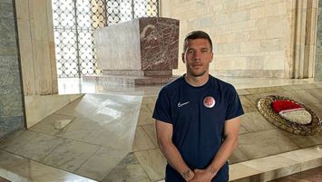 Poldi coşturuyor
